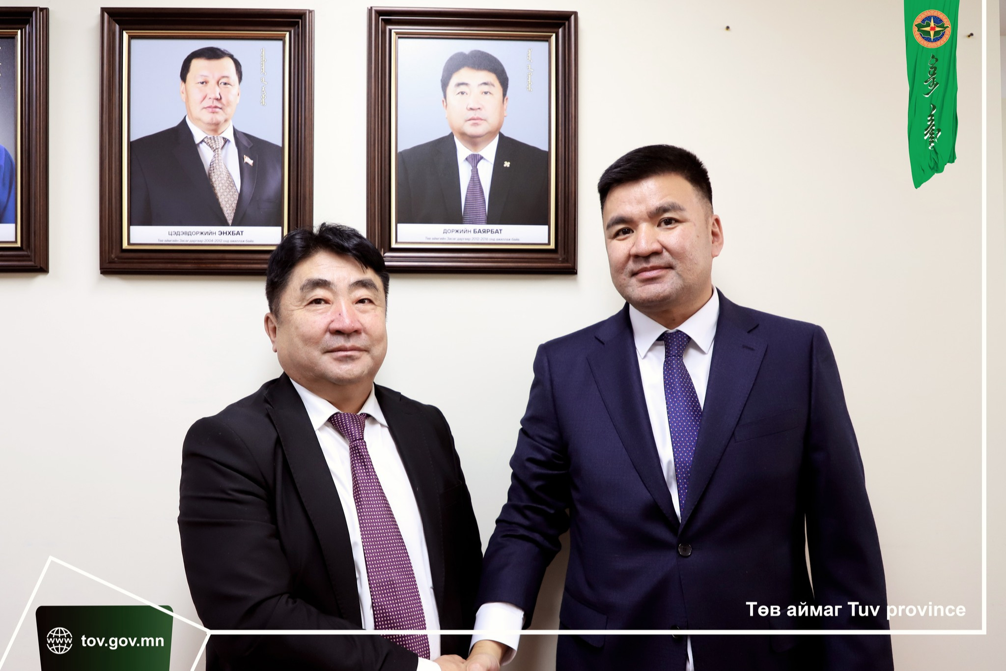 Төв аймгийн түүхийг бүтээлцсэн үе үеийн Засаг дарга нарын хөрөг зургийг заллаа